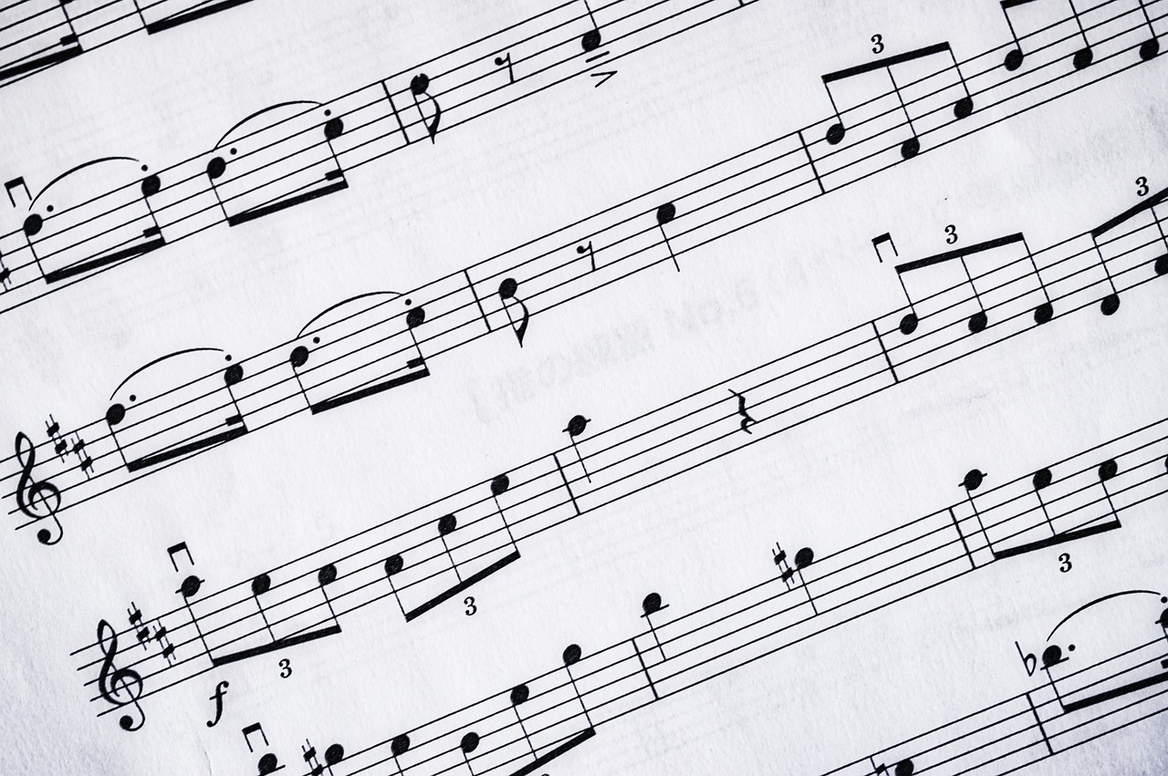 découvrez la définition, l'utilité et les différents types de partitions en musique. apprenez comment lire une partition et explorez nos conseils pour progresser rapidement.