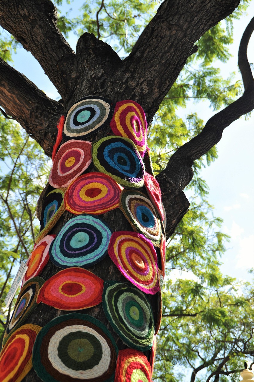 découvrez l’upcycling, une tendance durable qui consiste à transformer des objets ou matériaux usagés en créations utiles et originales. apprenez comment donner une seconde vie à vos affaires tout en protégeant l’environnement.