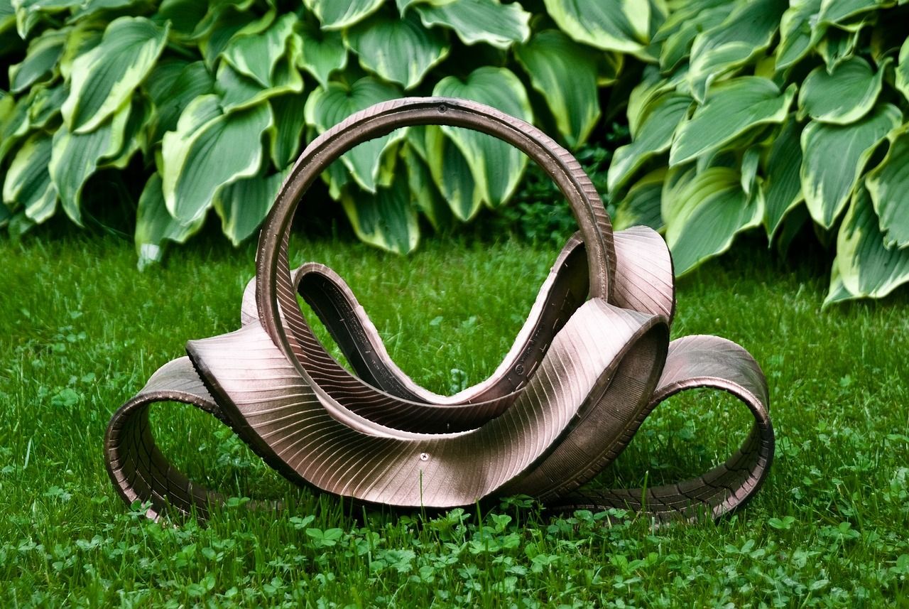 DIY récup : créer des pots de fleurs avec des pneus usagés découvrez l'upcycling, une démarche créative et écologique qui consiste à transformer des objets ou matériaux inutilisés en nouvelles créations originales et tendances, tout en réduisant les déchets.