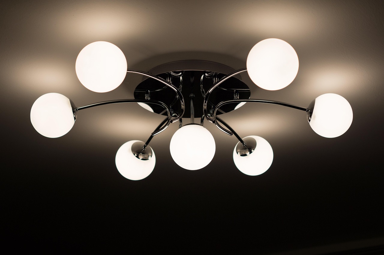Comment installer un luminaire au plafond étape par étape